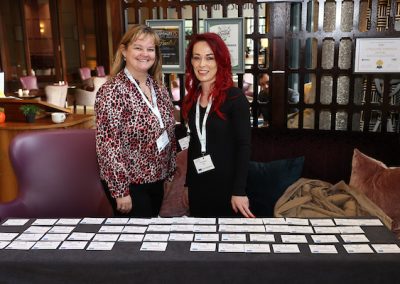 attēls ar divām sievietēm